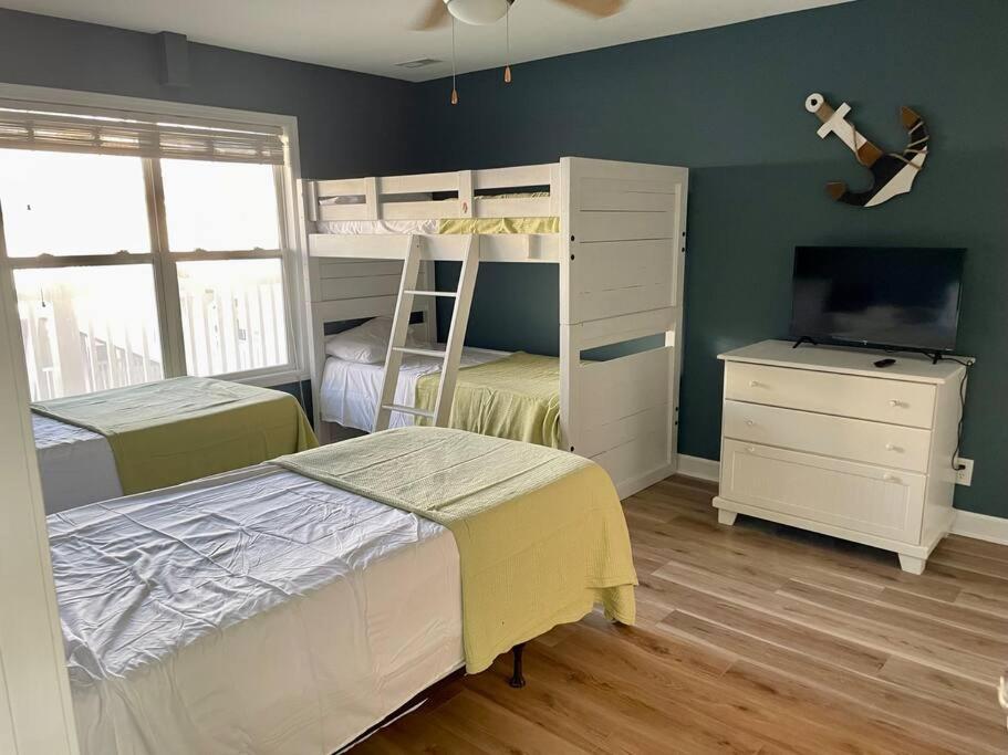 3 Bedroom Condo, Ocean Views & Short Walk To Beach! オーク・アイランド エクステリア 写真