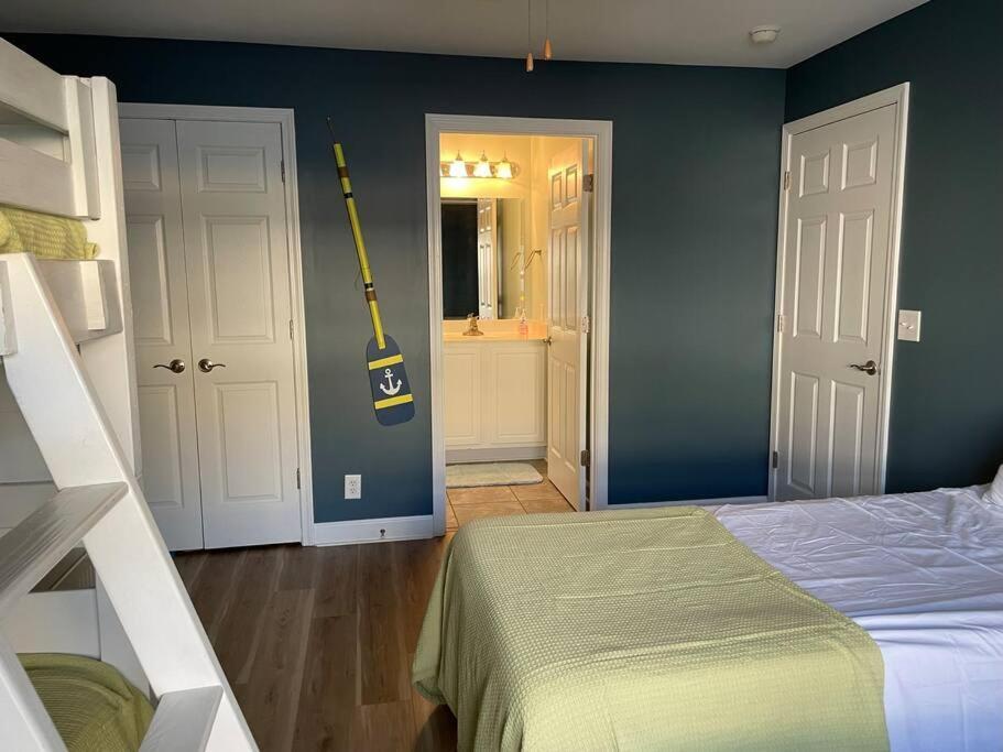 3 Bedroom Condo, Ocean Views & Short Walk To Beach! オーク・アイランド エクステリア 写真