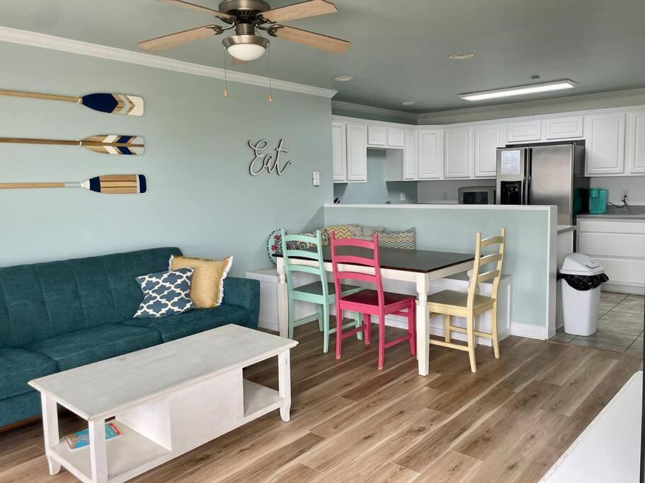 3 Bedroom Condo, Ocean Views & Short Walk To Beach! オーク・アイランド エクステリア 写真