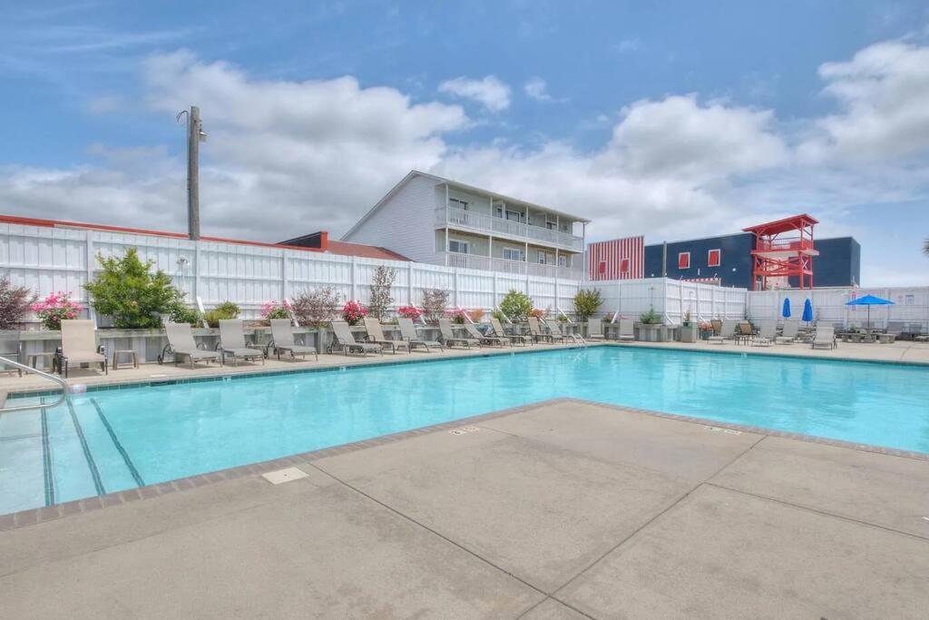 3 Bedroom Condo, Ocean Views & Short Walk To Beach! オーク・アイランド エクステリア 写真