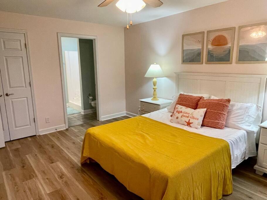 3 Bedroom Condo, Ocean Views & Short Walk To Beach! オーク・アイランド エクステリア 写真